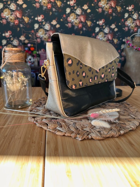 Bonnie - Le sac à bandoulière à motif léopard vert kaki, en simili doré et noir