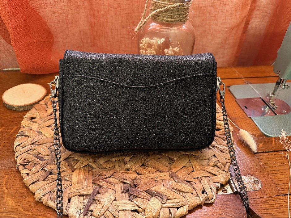 Ginny - Le sac pochette chic en simili cuir noir brillant