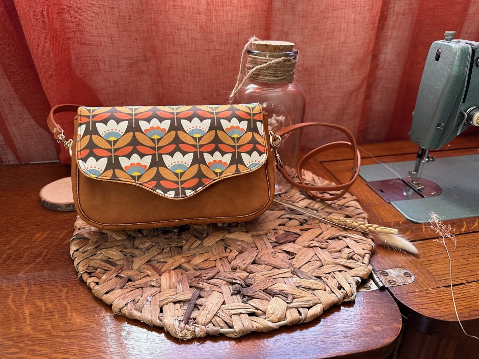 Ginny - Le sac pochette vintage en simili cuir à fleurs rétro