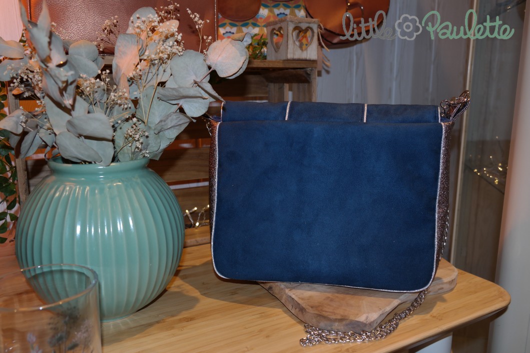 Annabelle - Le sac bandoulière à rabat en suédine bleue et simili argenté