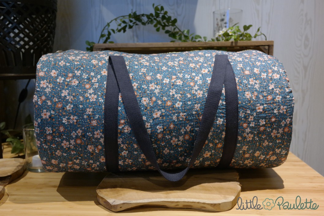 Laure - Le sac bowling bleu à fleurs matelassé