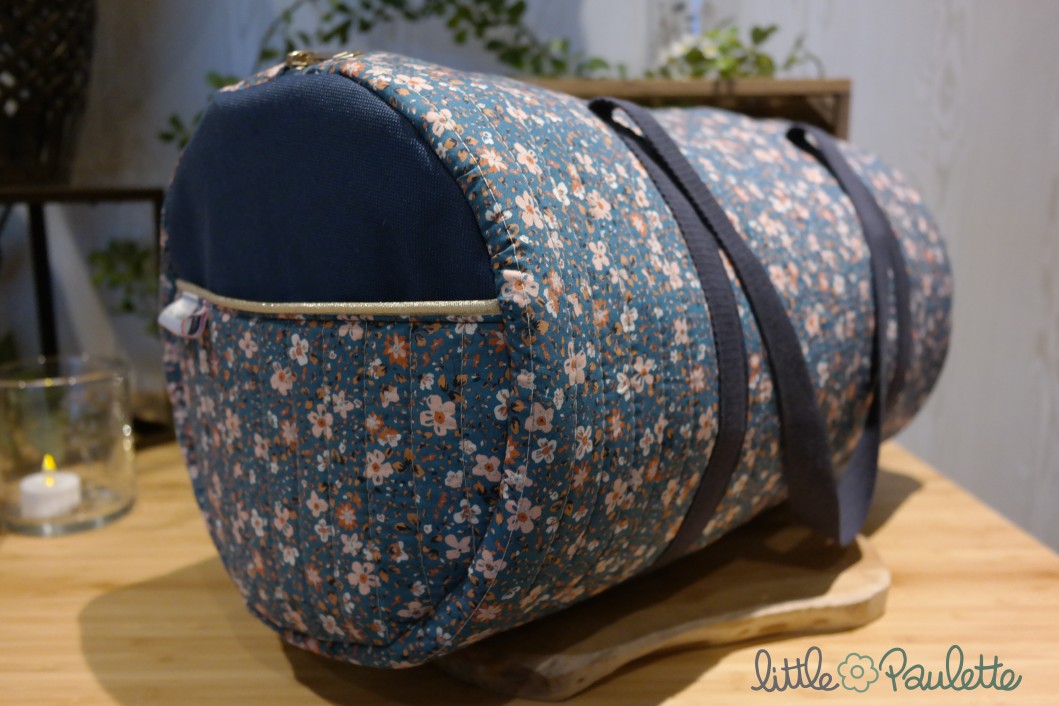 Laure - Le sac bowling bleu à fleurs matelassé